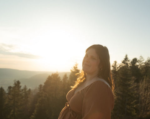 Photo grossesse poétique dans la forêt vosgienne