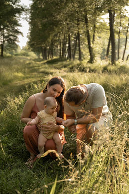 Séance photo famille dans les Vosges, moment complice et chaleureux en extérieur