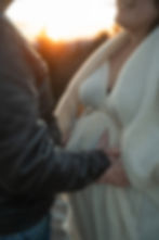 couple séance grossesse au coucher de soleil des vosges