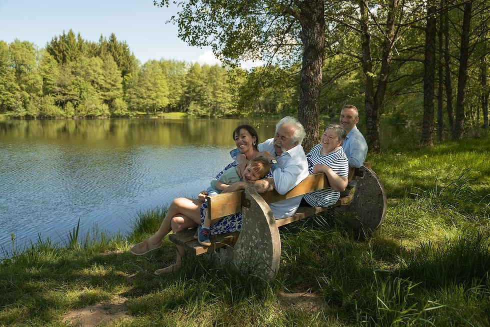 grande famille devant étang la chapelle devant bruyères