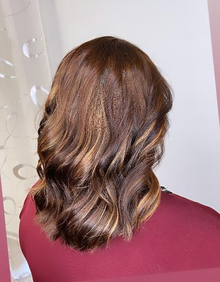Langes haar mit Wellen und 3 verschiedenen Strähnen Farben