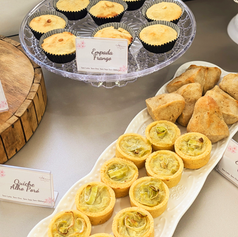 Quiches de alho poró e empadinhas de frango.
