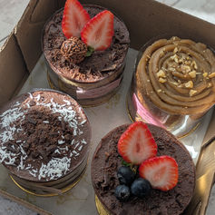 Mini bolos variados com morangos e coco
