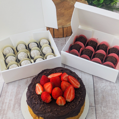 Bolo de chocolate com morangos, doces brancos e rosa