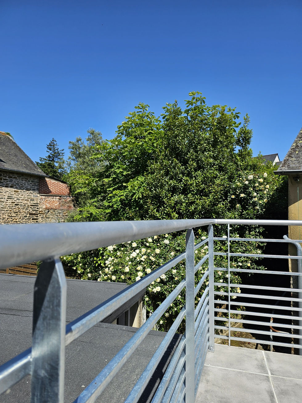 Fabrication et pose d’un escalier extérieur en acier galvanisé avec garde-corps intégré, installé en Ille-et-Vilaine.