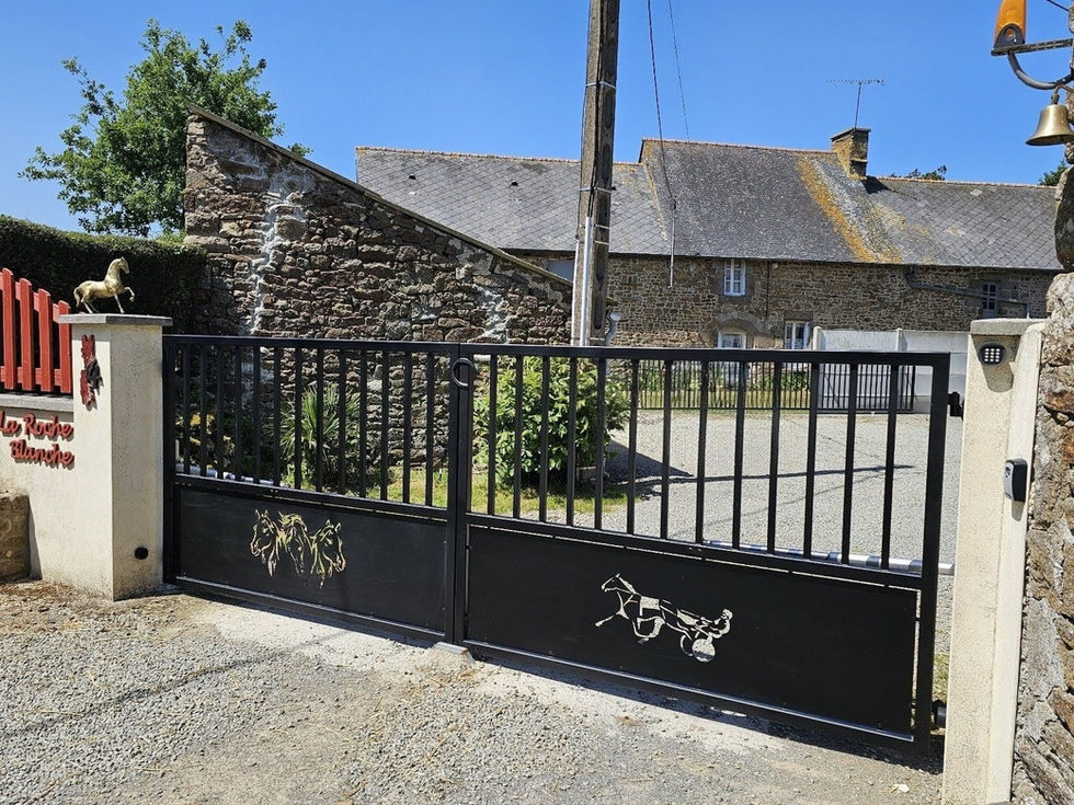 Fabrication et pose d’un portail 2 vantaux motorisé, réutilisation des moteurs existants pour un projet optimisé en Bretagne.