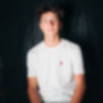 Portrait photographique d'un élève de la Prépa Diagonale, souriant, sur un fond noir