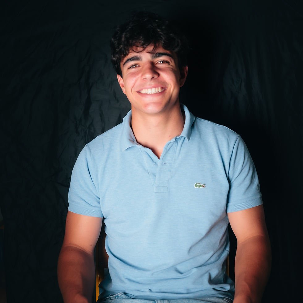 Portrait photographique d'un élève de la Prépa Diagonale, souriant, sur un fond noir