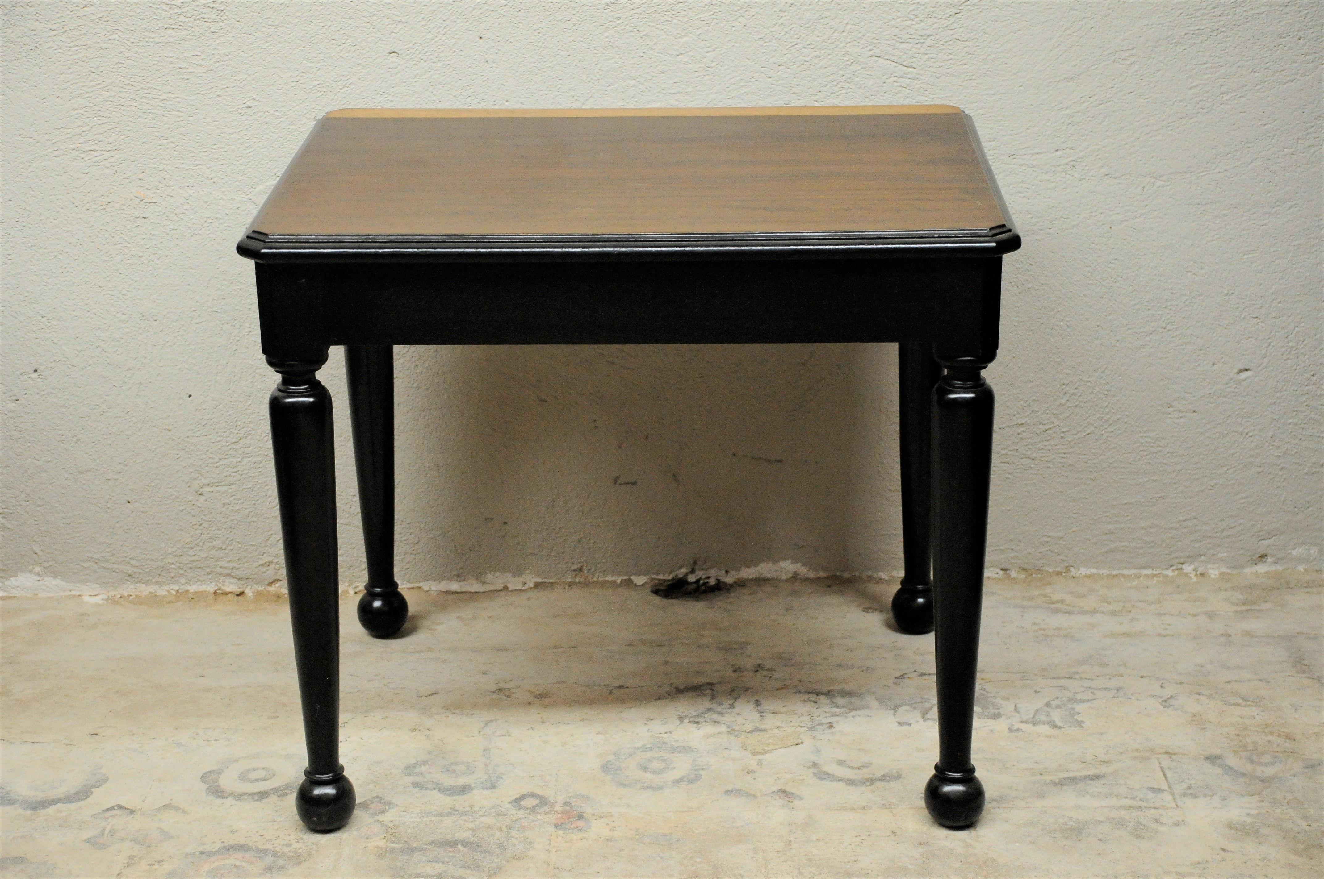 MESA DE APOIO COM PÉS NEGROS