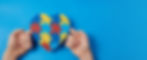 Ein Kind hält ein Puzzleherz