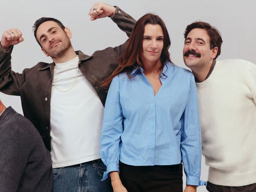 Camille Combal quitte NRJ : l'animateur star crée la surprise et monte sur les planches !