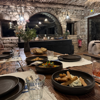 à l'intérieur d'un restaurant confortable