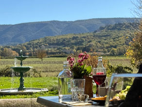 Vue sur le Luberon depuis un café