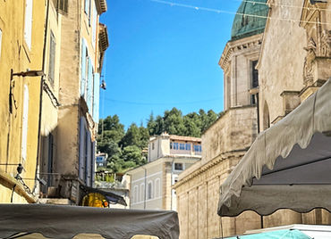 market and cathedrale apt.JPG