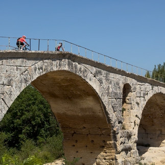 Cycling over le Pont Julien