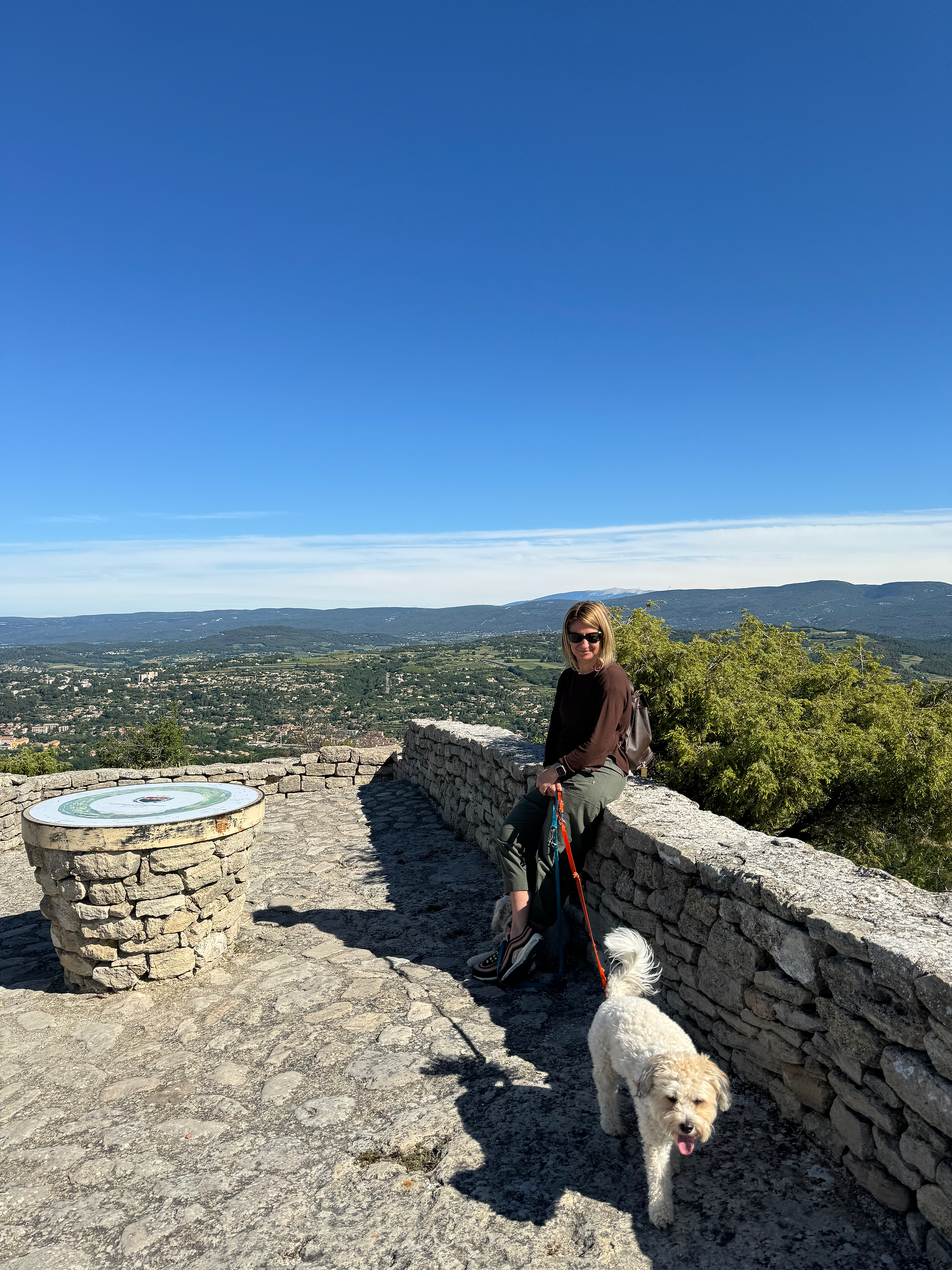 A woman looking at panorama in Saignon