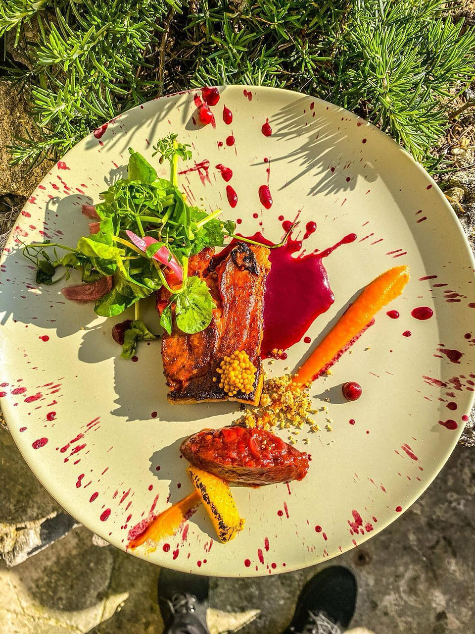 carrottes et sauce sur une assiette