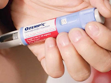 Una persona inyectándose Ozempic