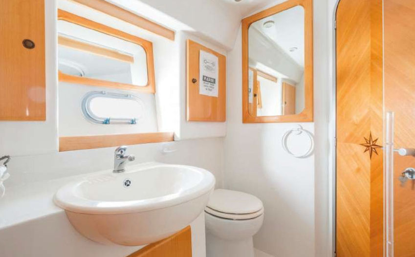Private bathroom on the Raffaelli Shaman boat