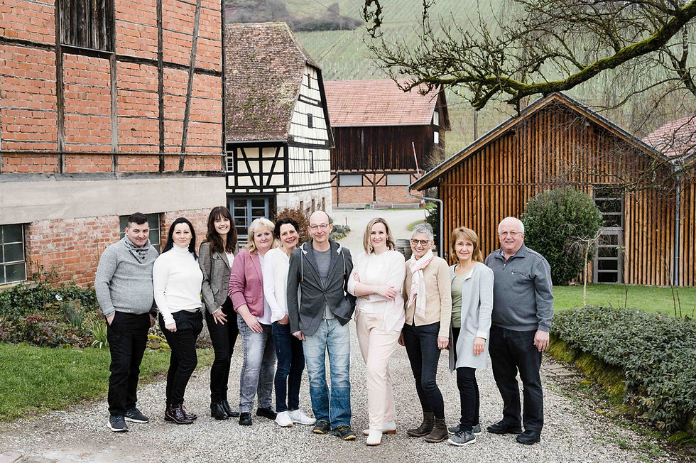 Das Team des Steinbachhofs vor Fachwerkhaus und Scheune