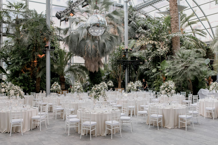 Gedeckter Saal unter Palmen – mediterranes Ambiente für das Hochzeitsdinner