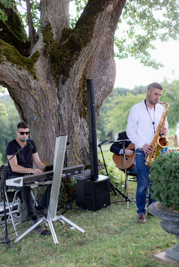 Live-Musik zur Trauung – Musiker mit Saxofon und Gitarre im Schlossgarten