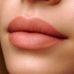 Permanent Make-Up für natürliche Lippen in  Salzburg: Nahaufnahme von präziser Lippenform. 
