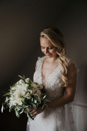 Brautporträt mit Brautstrauß – Sophia vor ihrer Hochzeit im Palmenhaus auf der Insel Mainau