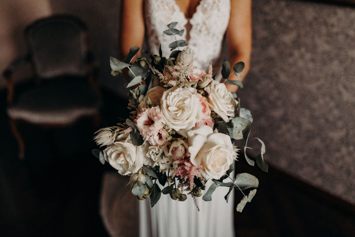 Detailaufnahme des romantischen Brautstraußes mit hellen Blüten – liebevoll arrangiert für die Hochzeit am Bodensee.
