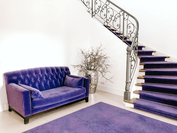 Die von Architektin Katharina Jaeger renovierte Villa in Reutlingen zeigt den Vorraum mit blauem Sofa und Treppenaufgang Ton-in-Ton.