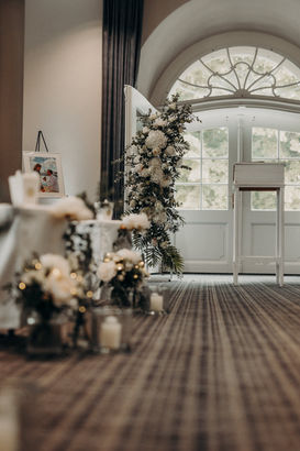 Aufbau der Trauzeremonie im Schloss Marbach – elegantes Interieur und Blumenarrangement.