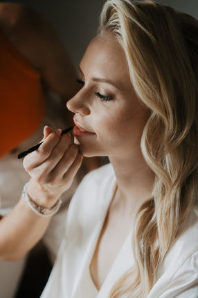 Letzter Schliff beim Braut-Make-up – Vorbereitung für die Trauung auf der Insel Mainau