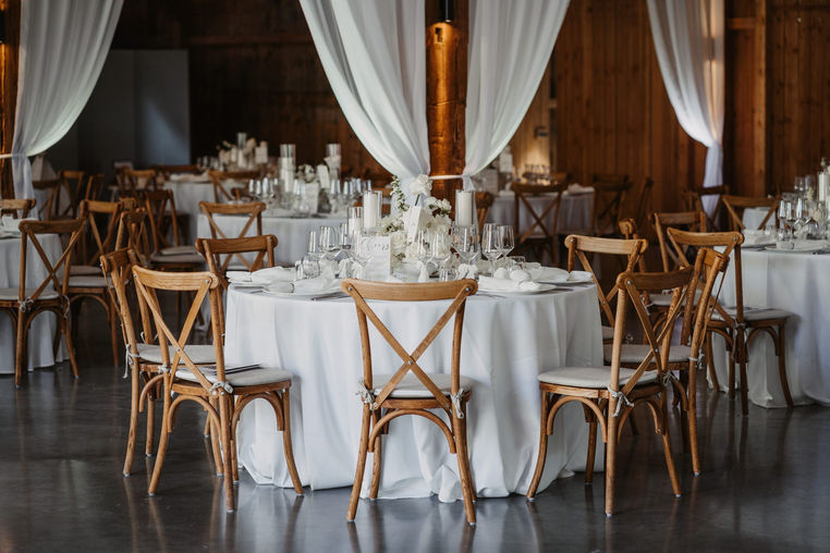 Hochzeitstafel mit hohen Kerzen in der Feldscheune am Steinbachhof