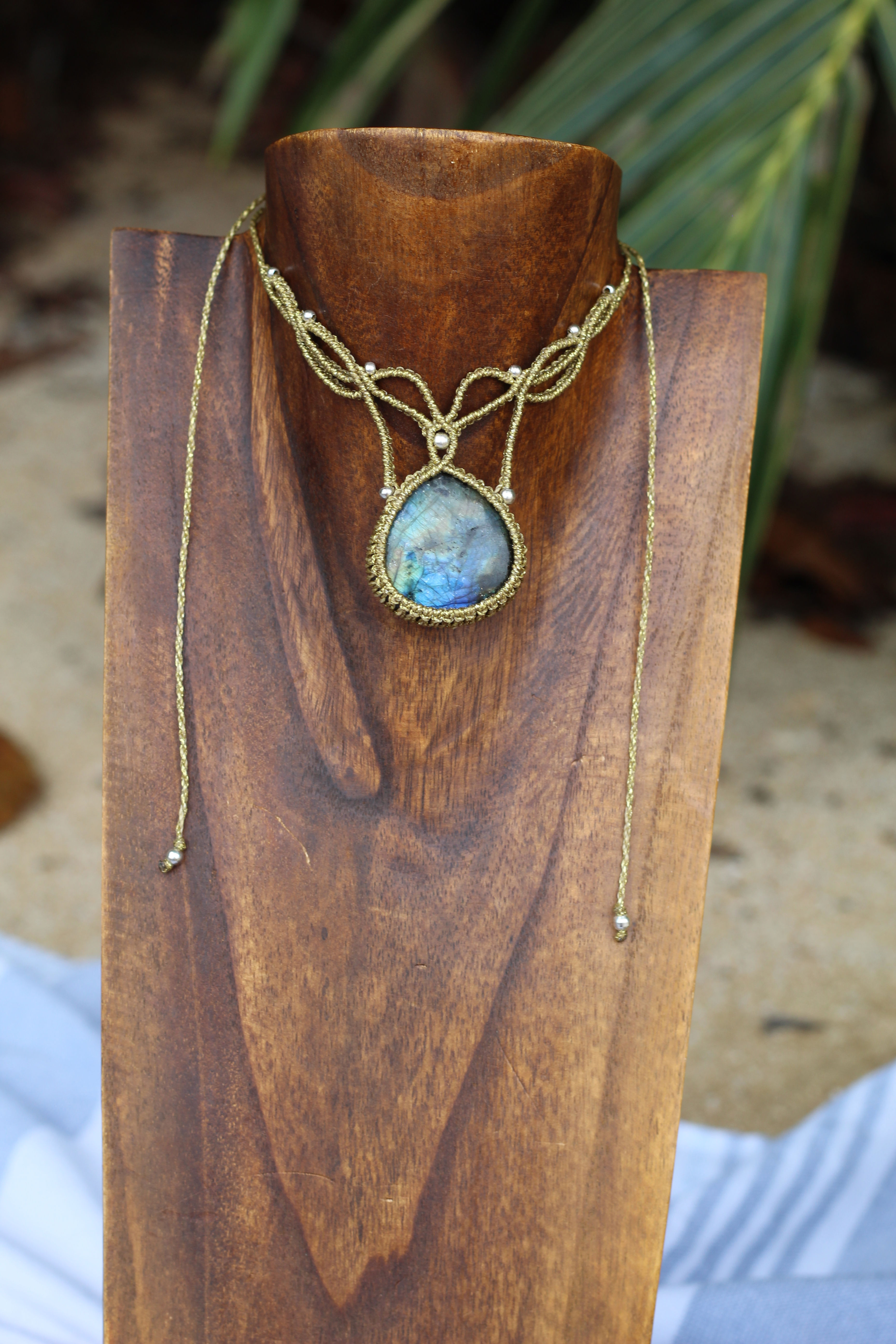 Choker en micro macramé con Labradorita