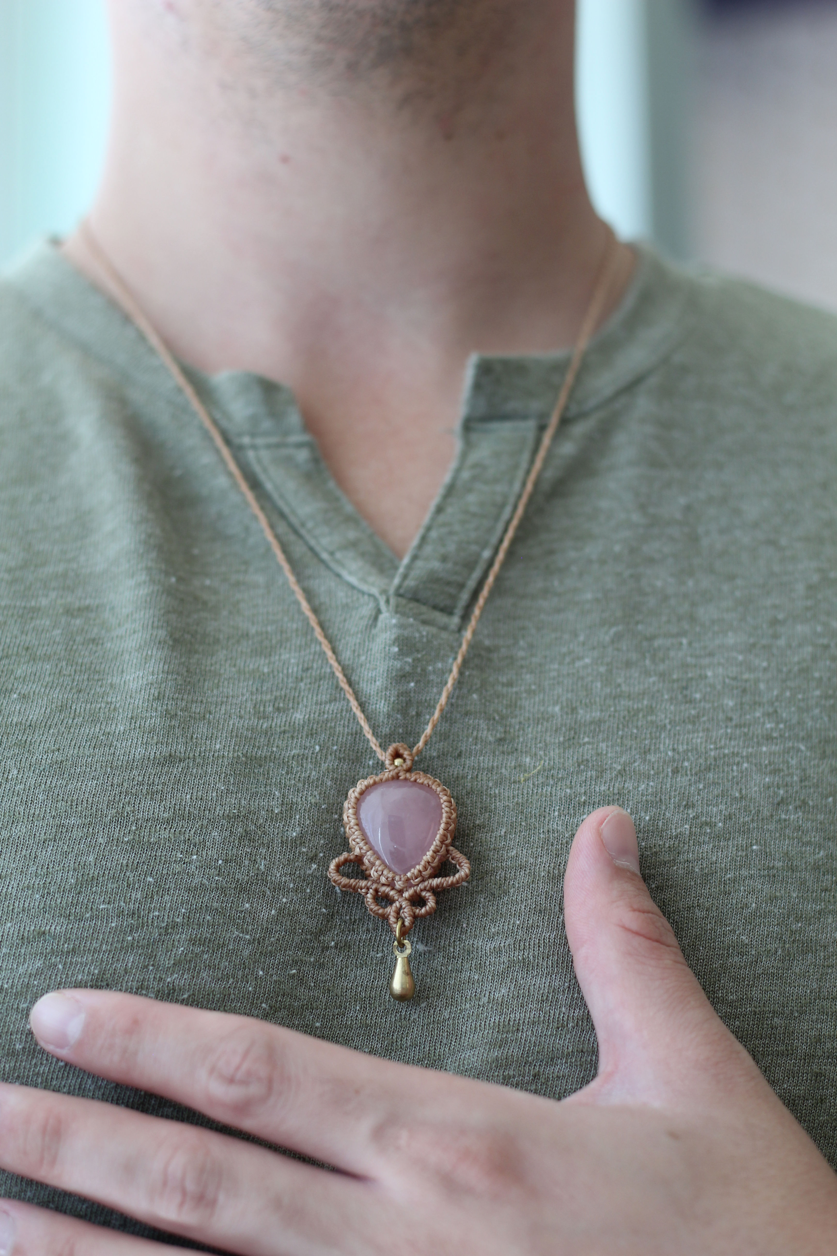 Collar Ajustable en Hilo Encerado con Cuarzo Rosa y Detalles en Brass