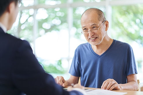 相談するシニア男性