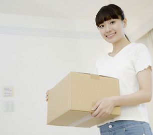 荷物をもつ女性
