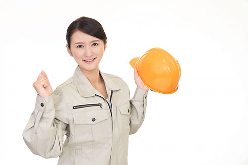 ヘルメットを持つ女性作業員
