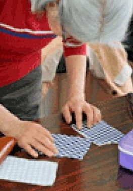 布をみている女性