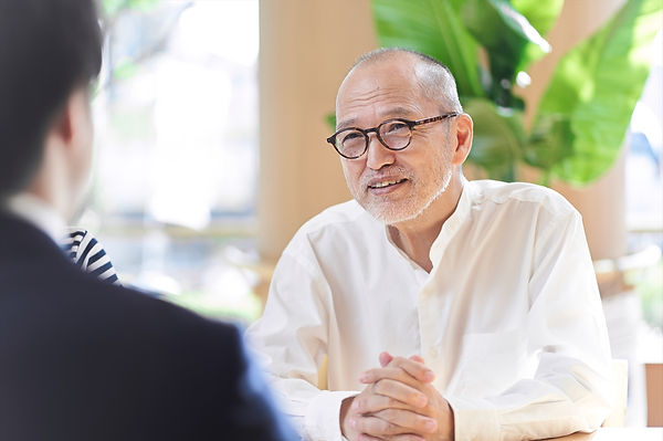 シニア男性と相談中
