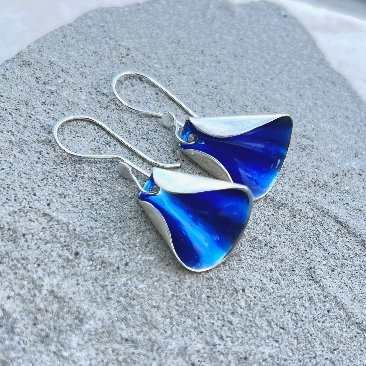 ULTRAMARINE SILVER SHELL EARRINGS 