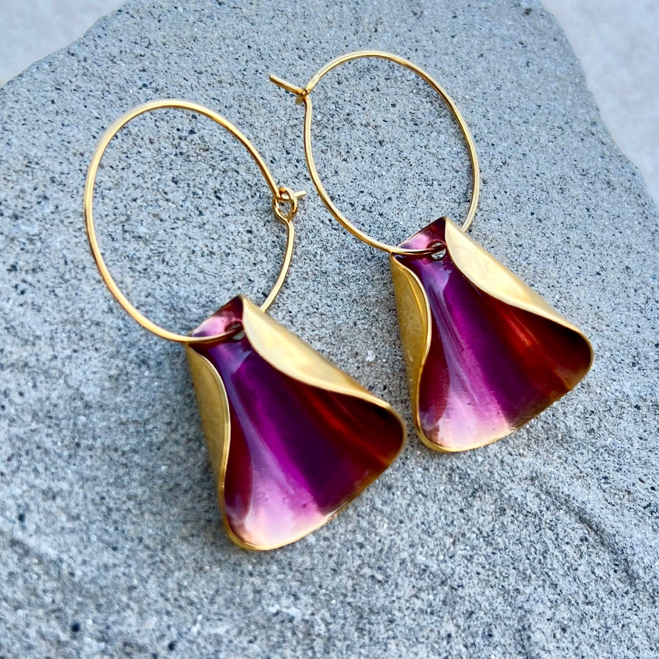 CRYSTAL MAUVE SHELL EARRINGS