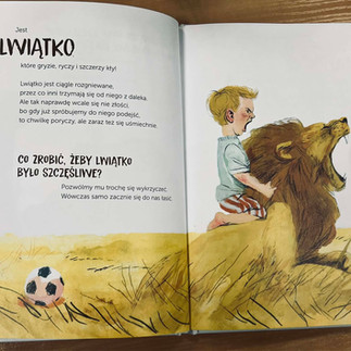 rozgniewany jak lew chłopczyk