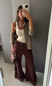 Mulher em espelho, roupa de outono, Grupo Life Confeções, selfie, cores, textura e inspiração.