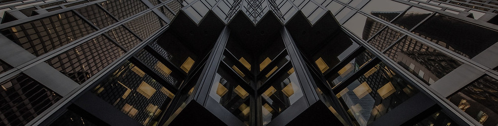 Grand immeuble vu du bas