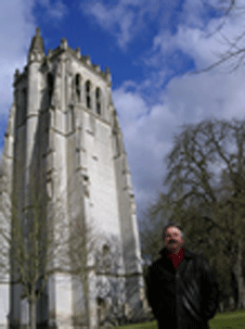 Alain Nadaud devant  l'abbaye du Bec en Normandie alainnadaud.com