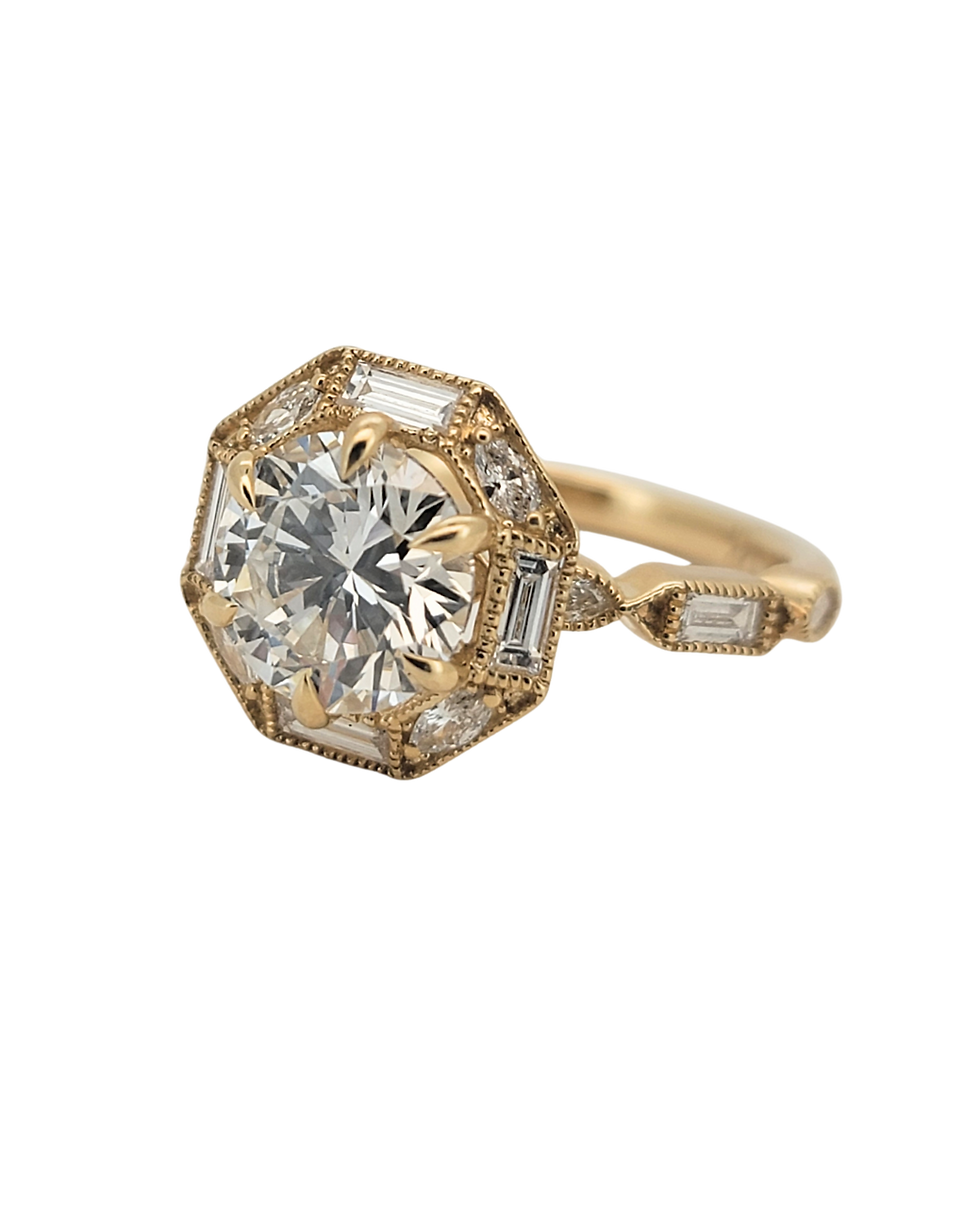 Miniatura: engagement ring alone pointed left