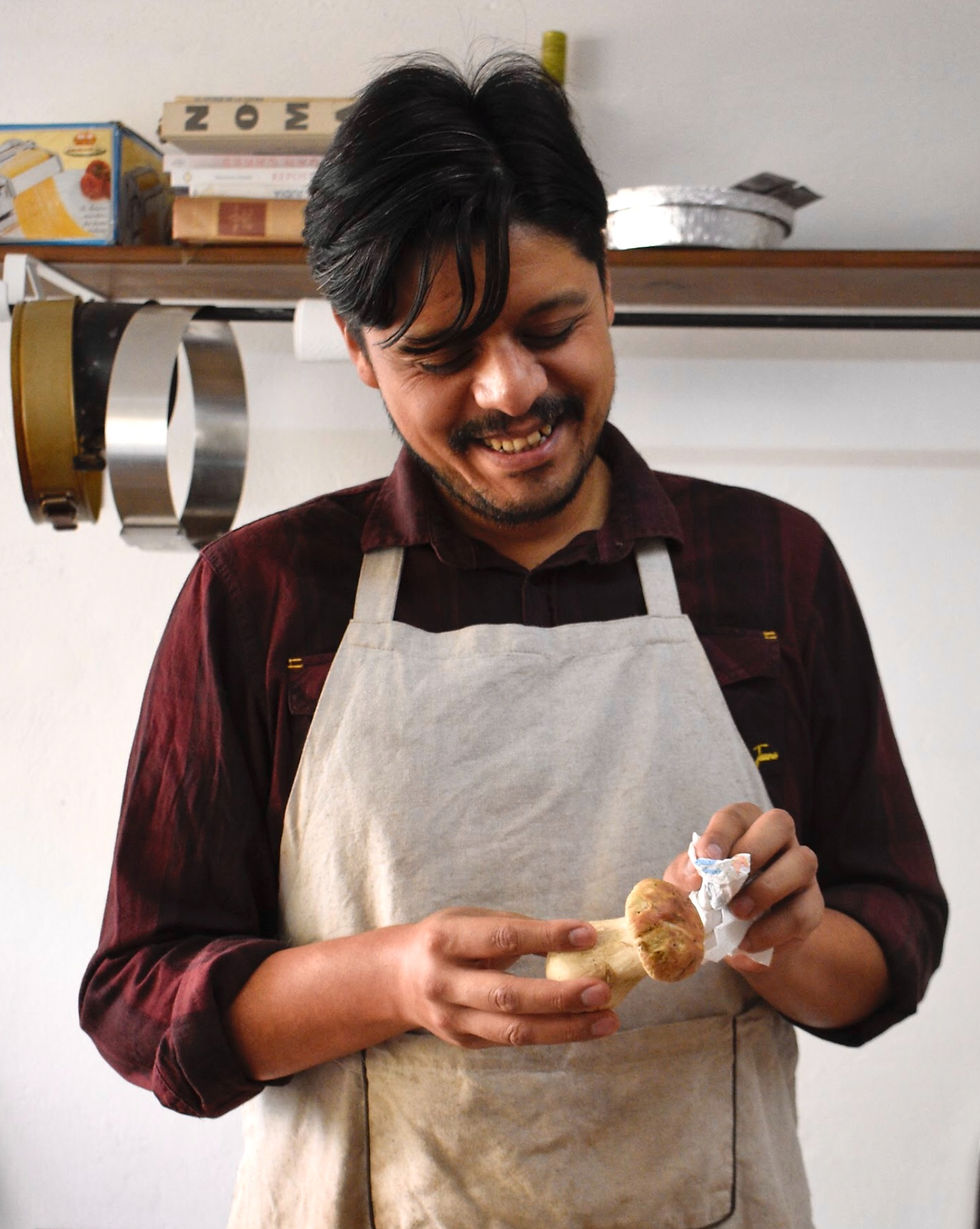 Aldo limpiando un hongo Porcini en la temporada de hongos.