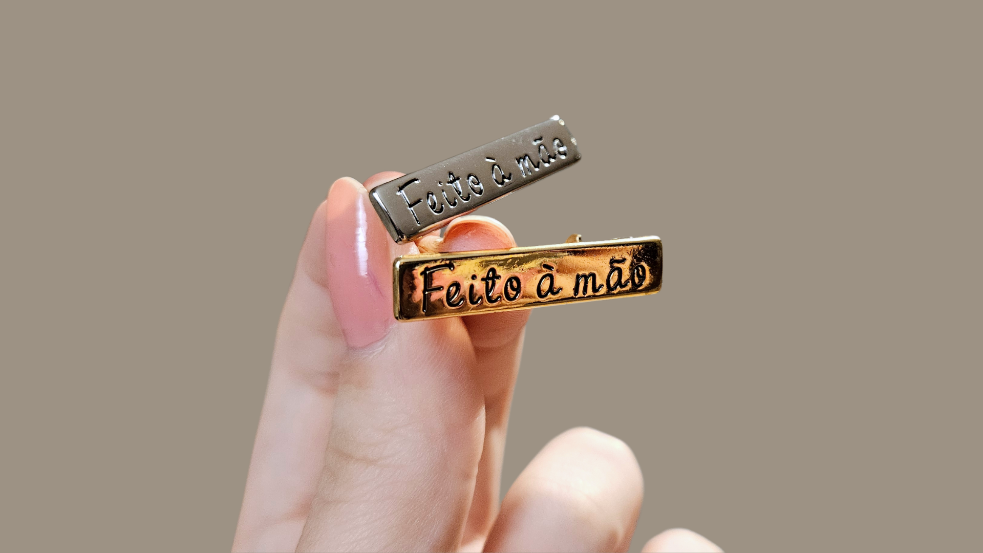 Placa “Feito à Mão"