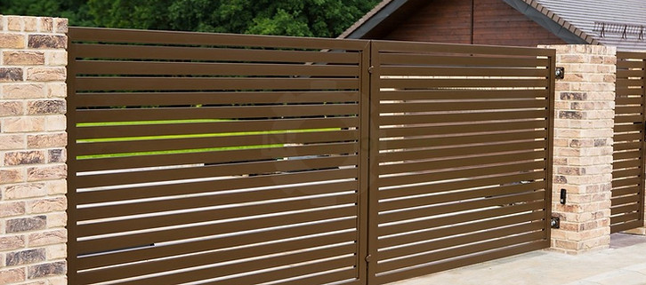 Auf dem Bild ist ein braunes Flügeltor zwischen Mauern zu sehen.